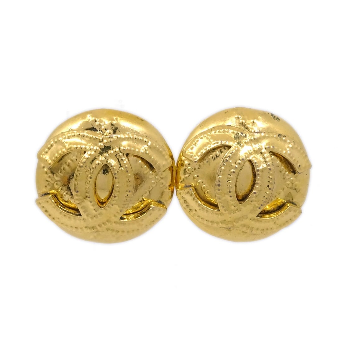 Chanel 94P round clip-on button earrings gold-plated: Chanel 94P round clip-on button earrings gold-plated Vintage Chanel button clip-on earrings in a round design with a gold-plated finish. Marked 94P, this pair is made in France and features visible we