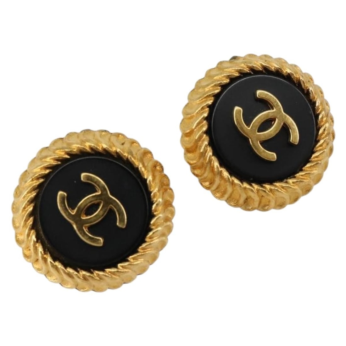 CHANEL CC Gold Tone Metal Earring France 20mm: CHANEL CC Gold Tone Metal Earring France 20mm Authentic CHANEL women's earring in gold-tone metal, made in France. This piece features the CC motif and is offered in very good AB condition with slight