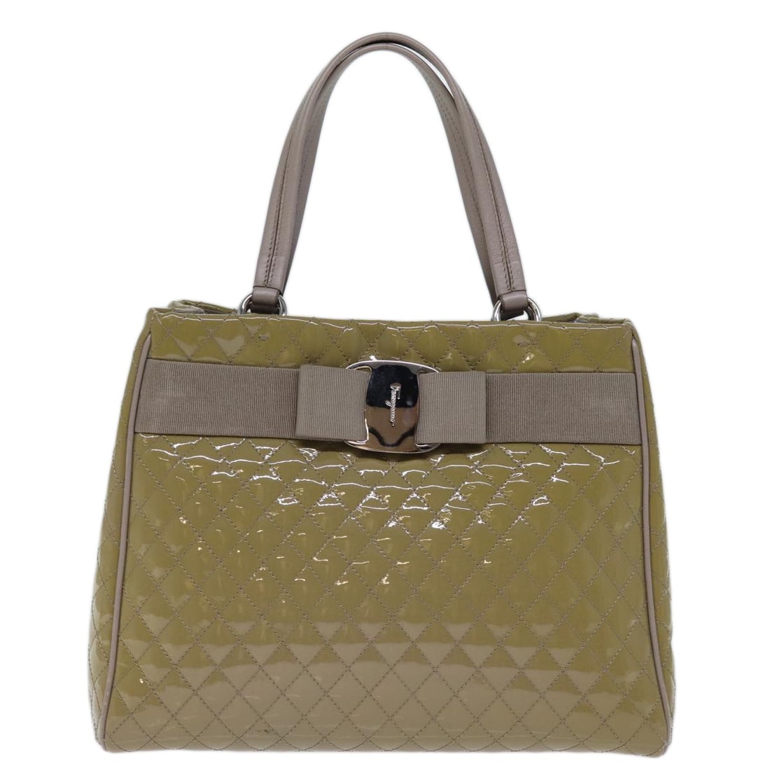 Beige Patent Leather Handbag Salvatore Ferragamo Vala: Beige Patent Leather Handbag Salvatore Ferragamo Vala Salvatore Ferragamo Vala handbag in beige patent leather. Made in Italy, this women's bag is presented in good vintage condition with honest wear.
