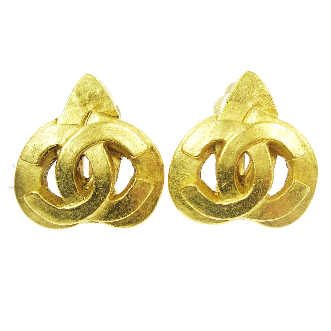 Chanel 97P Gold Tone Heart Clip Earrings with CC Logo: Chanel 97P Gold Tone Heart Clip Earrings with CC Logo Clip-on Chanel earrings with a heart motif and CC logo design in gold-tone metal. Made in France, this pair includes the box and is noted in very 