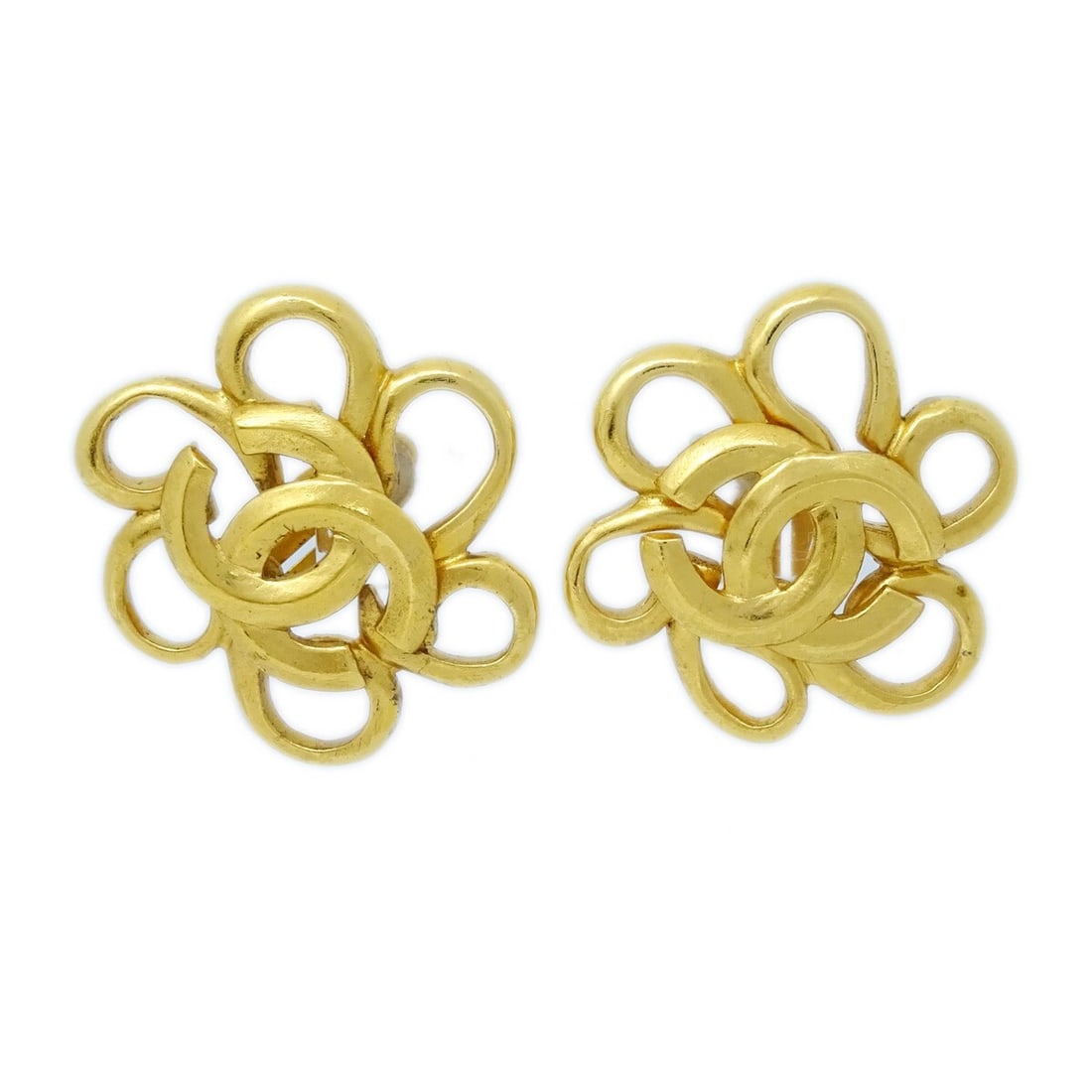 Chanel 96P Gold Plated Flower Clip Earrings: Chanel 96P Gold Plated Flower Clip Earrings Gold-plated Chanel clip-on earrings featuring a flower motif with CC logos. Made in France, this pair is marked 96P and comes with a box. Condition is very 