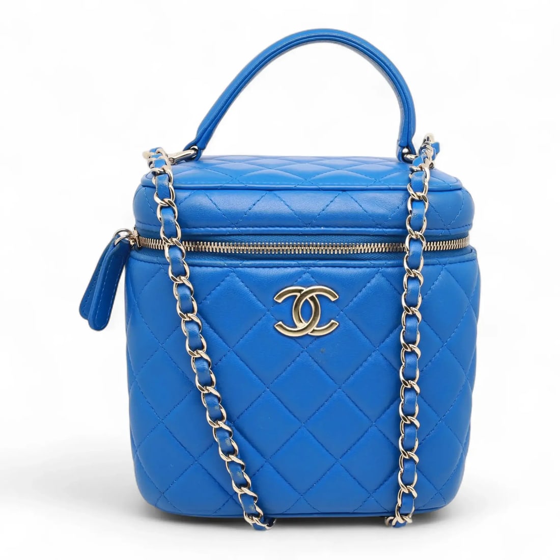 Chanel Blue Small Vanity Case Leather Crossbody Bag with Gold Hardware: Chanel Blue Small Vanity Case Leather Crossbody Bag with Gold Hardware This exquisite Chanel Small Vanity Case is crafted from luxurious blue quilted leather, showcasing a stylish top handle and a ver