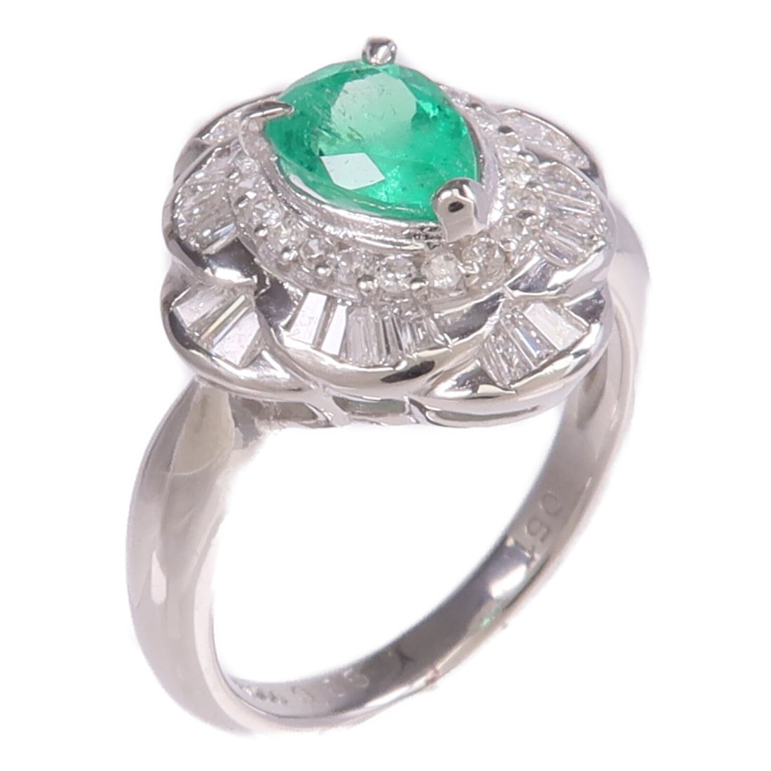 Pt900 Platinum Emerald Diamond Ring Size 6.25: Pt900 Platinum Emerald Diamond Ring Size 6.25 Emerald and diamond ring in Pt900 platinum, designed for women and sized at US 6.25. The ring features a green and clear color combination, with an emeral