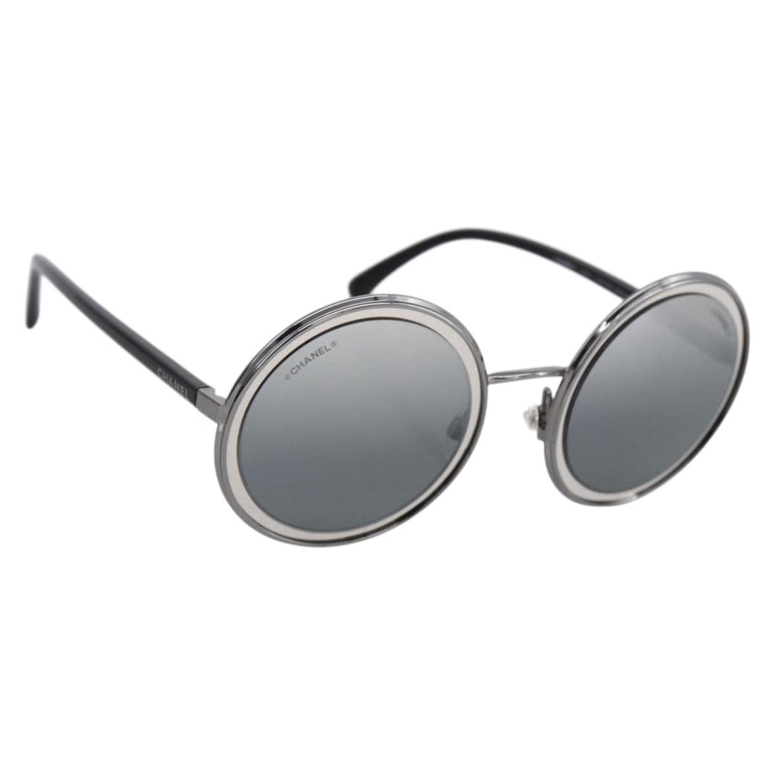 Black Metal Sunglasses CHANEL CC With Case 166249V: Black Metal Sunglasses CHANEL CC With Case 166249V CHANEL women's sunglasses in black metal, made in Italy. The item includes a sunglass case and is described as being in excellent condition with no r