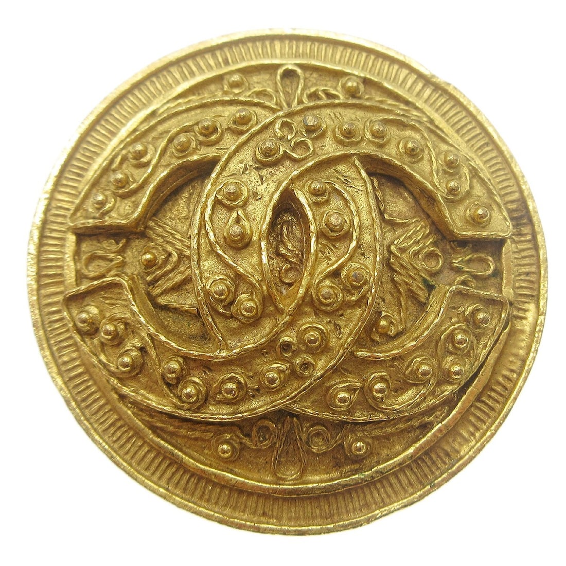 Chanel 94A Round Gold Plated Medallion Brooch: Chanel 94A Round Gold Plated Medallion Brooch Round Chanel medallion brooch pin in gold-plated metal, marked 94A and made in France. This piece features a medallion-style design and is in good pre-own
