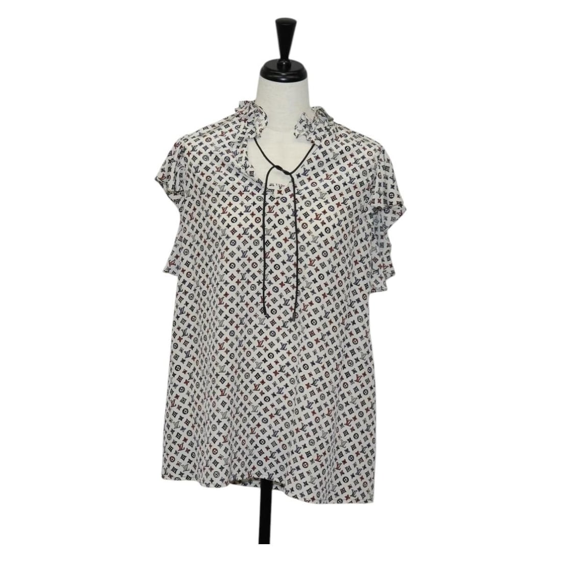 LOUIS VUITTON Silk White Blouse Shirt Made in Italy Authenticated: LOUIS VUITTON Silk White Blouse Shirt Made in Italy Authenticated Elevate your wardrobe with this elegant LOUIS VUITTON silk blouse shirt. Crafted in Italy, this luxurious white shirt features a class