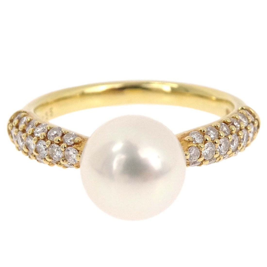 18K Yellow Gold Pearl Diamond Ring Size 51: 18K Yellow Gold Pearl Diamond Ring Size 51 Vintage 18K yellow gold ring featuring a pearl and diamond design. This round-shape ring is offered in great condition with an excellent exterior. Specificat