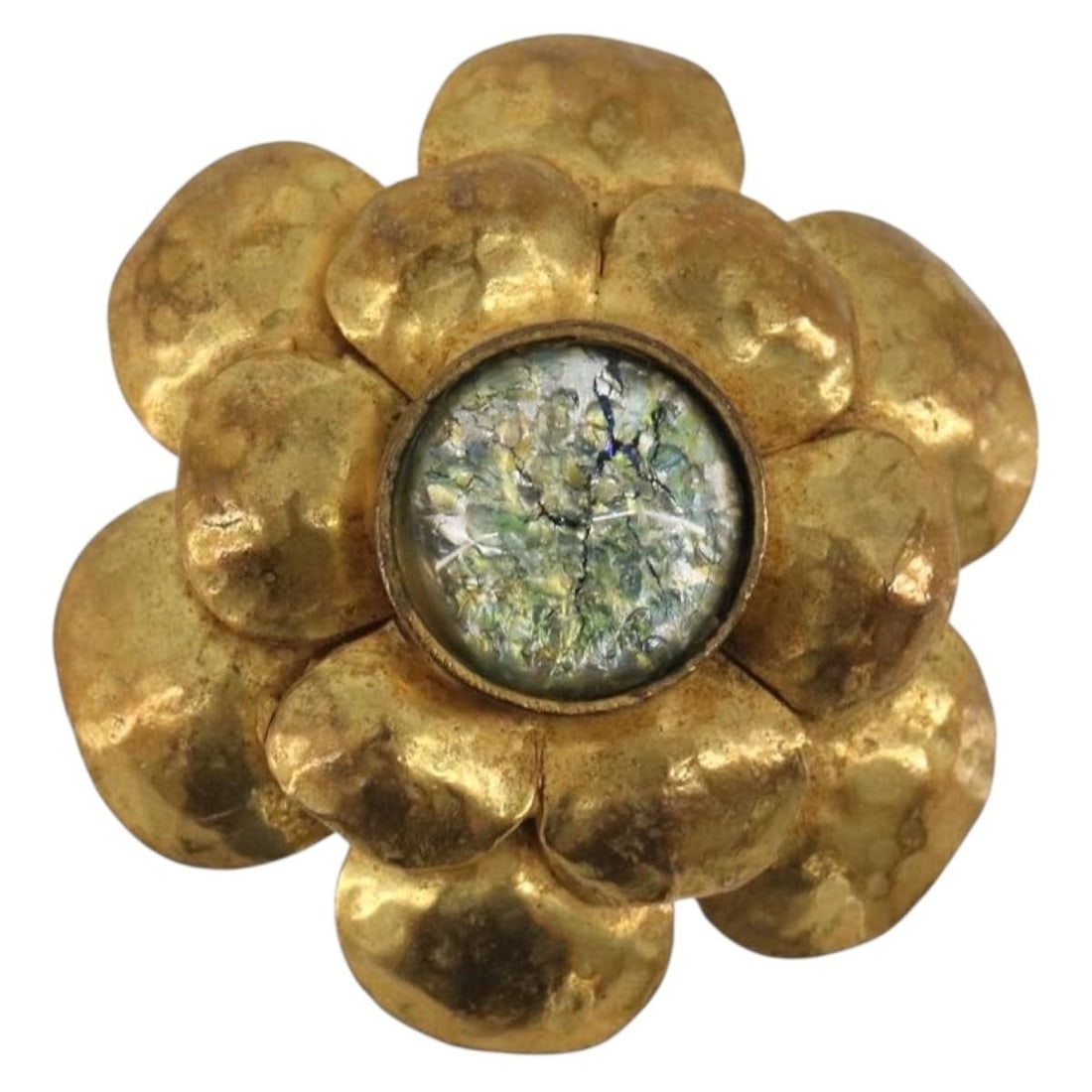 CHANEL Camellia Brooch Gold Tone Metal Vintage France: CHANEL Camellia Brooch Gold Tone Metal Vintage France Vintage CHANEL Camellia brooch in gold tone metal, made in France. This women's brooch features the iconic CC motif and is offered in condition ra