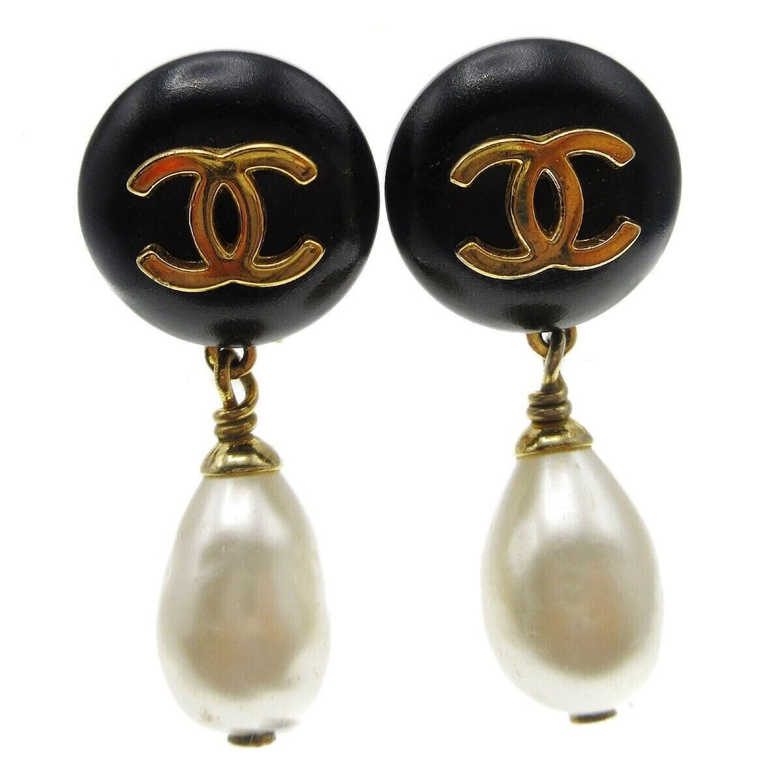 CHANEL 94P clip on dangle earrings with faux pearls black gold: CHANEL 94P clip on dangle earrings with faux pearls black gold Clip-on Chanel dangle earrings featuring black and white artificial pearls with a gold-plated finish. Made in France, this pair has a dan
