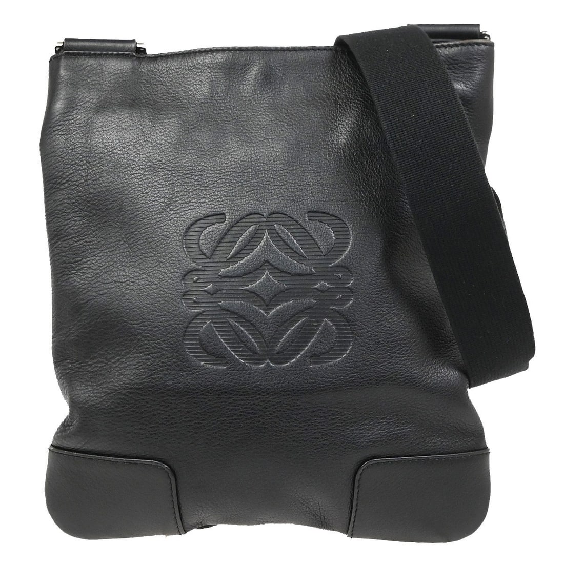 Loewe Anagram black leather unisex bag 25cm x 27cm: Loewe Anagram black leather unisex bag 25cm x 27cm Loewe Anagram leather item in black with a unisex design. Made in Spain, this piece is presented in very good condition with light signs of wear thro