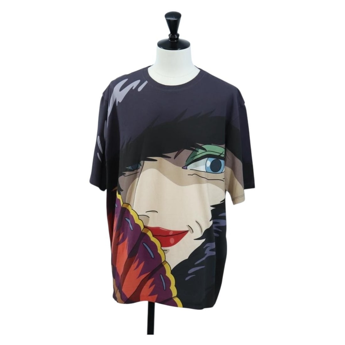 LOEWE Howl's Moving Castle Navy Cotton Short Sleeve T Shirt: LOEWE Howl's Moving Castle Navy Cotton Short Sleeve T Shirt LOEWE x Studio Ghibli Howl's Moving Castle short-sleeved T-shirt for women in navy cotton. Made in Portugal, this piece features a relaxed s