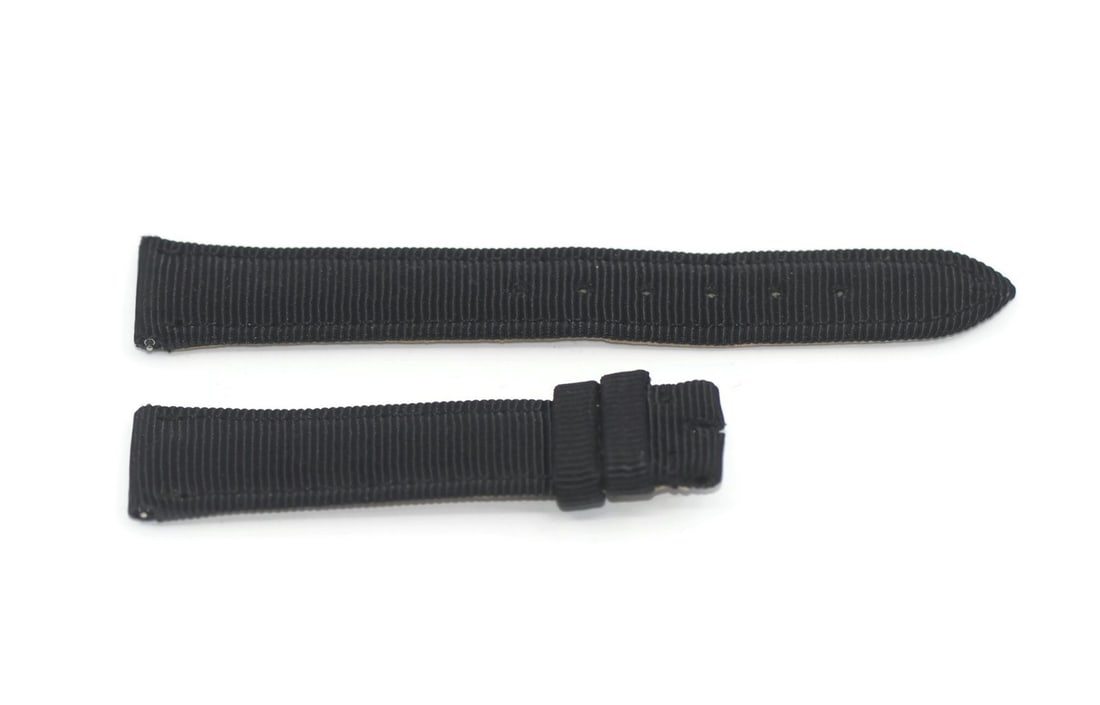 David Yurman 15mm Fabric Wristwatch Band Strap: David Yurman 15mm Fabric Wristwatch Band Strap Pre-owned David Yurman wristwatch band in fabric. This replacement strap is made in Switzerland and designed with a 15 mm width. Specifications Brand: Da