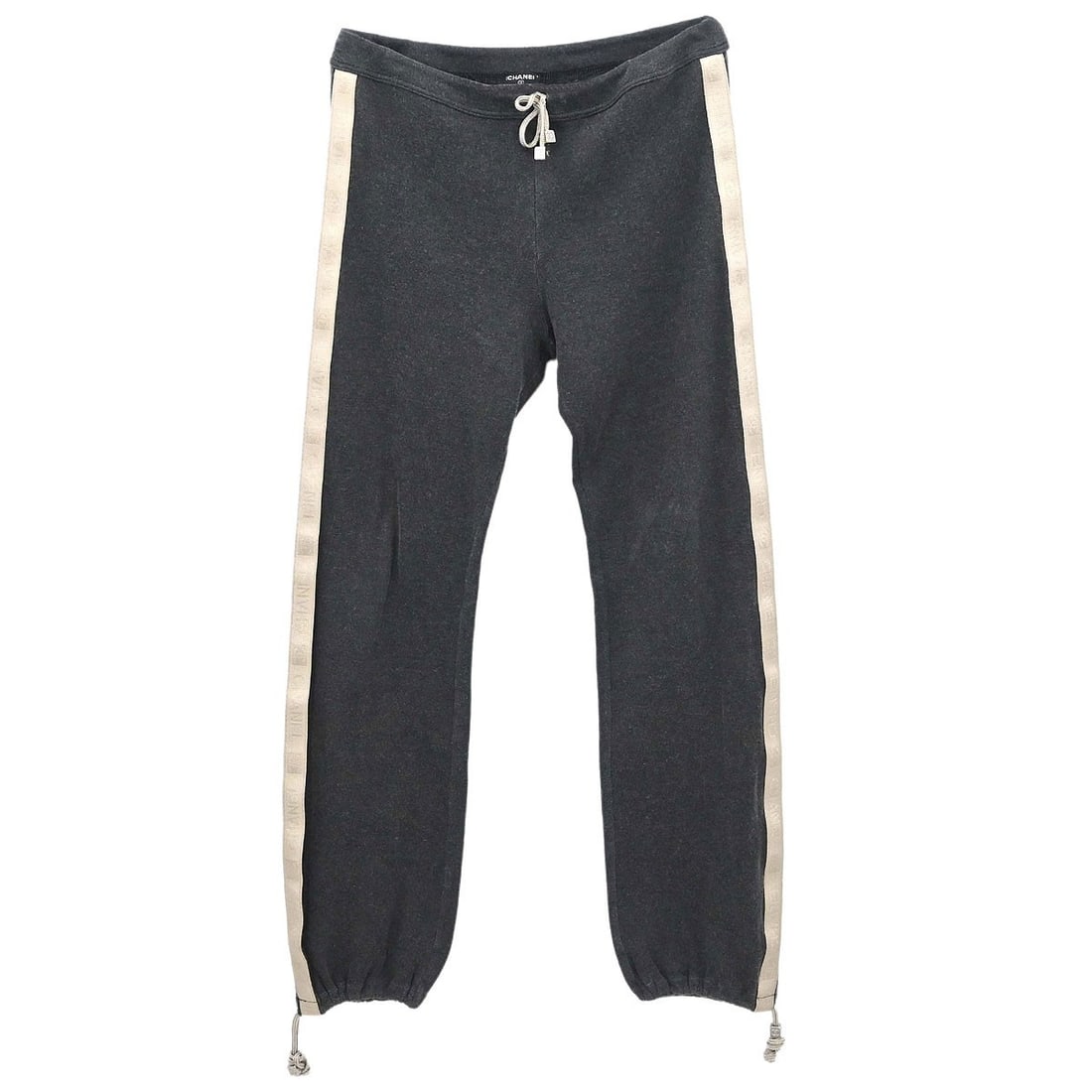CHANEL 02A Gray Sweatpants Size 38 Cotton Cashmere: CHANEL 02A Gray Sweatpants Size 38 Cotton Cashmere Vintage Chanel gray long pants in a casual sweatpants style with a regular fit. Made in France from a cotton and cashmere blend, this women's piece i