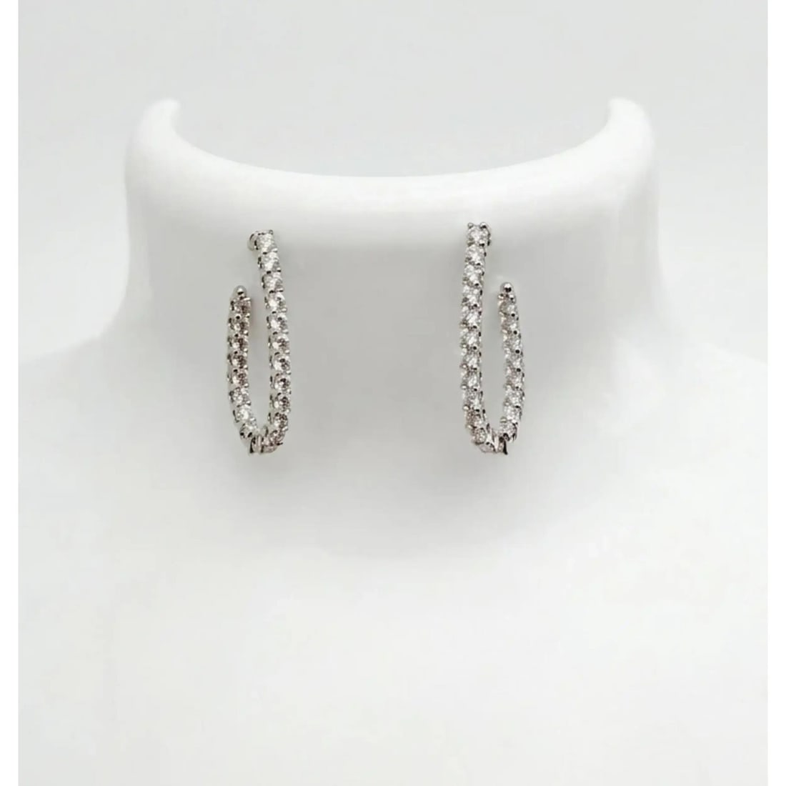 Hearts On Fire Signature diamond hoop earrings in 18K white gold 0.91 ctw: Hearts On Fire Signature diamond hoop earrings in 18K white gold 0.91 ctw Elegant Hearts On Fire hoop earrings crafted in 18k white gold and designed with a pear-shaped silhouette. These women's earri