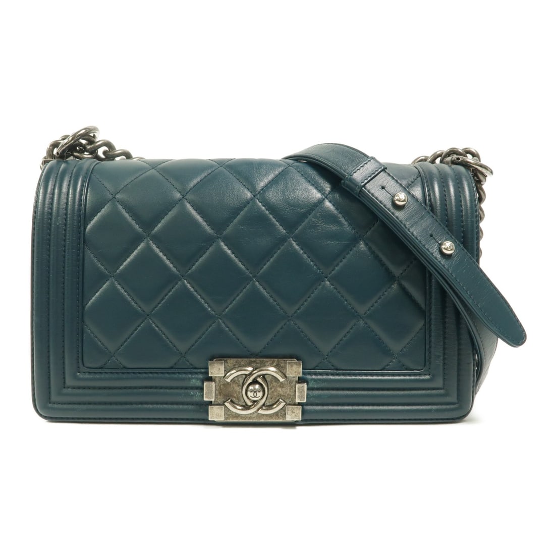 CHANEL Boy 25 Green Lambskin Chain Shoulder Bag CC SHW: CHANEL Boy 25 Green Lambskin Chain Shoulder Bag CC SHW A CHANEL Boy 25 chain shoulder bag in green lambskin (sheep leather) with SHW hardware. It features a flap opening and includes one open interior