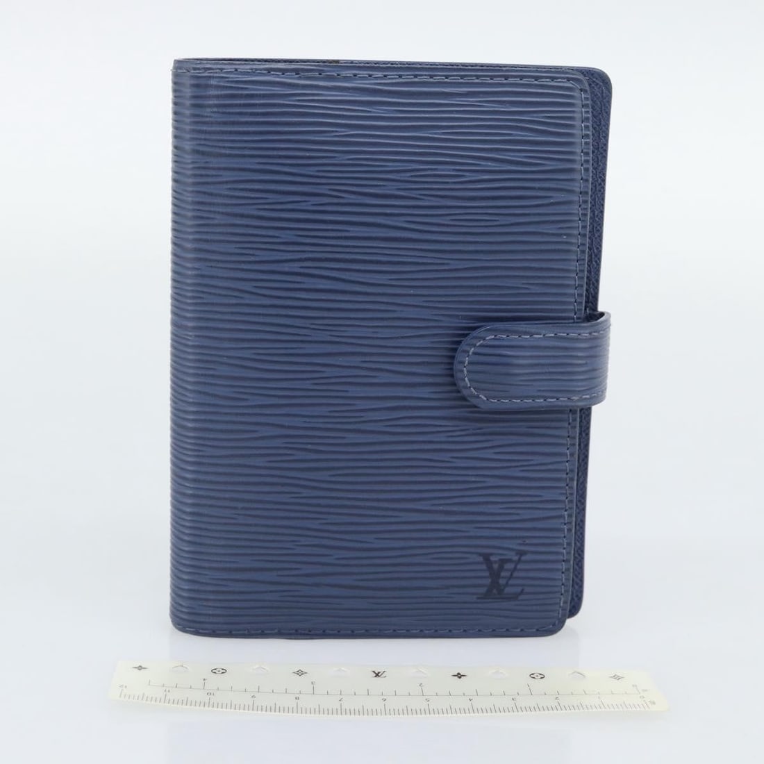 Louis Vuitton Agenda Cover Blue Epi Leather Planner Case: Louis Vuitton Agenda Cover Blue Epi Leather Planner Case Louis Vuitton Agenda Cover in blue leather with a unisex design. Made in Spain, this piece is in good condition with light surface wear and cor