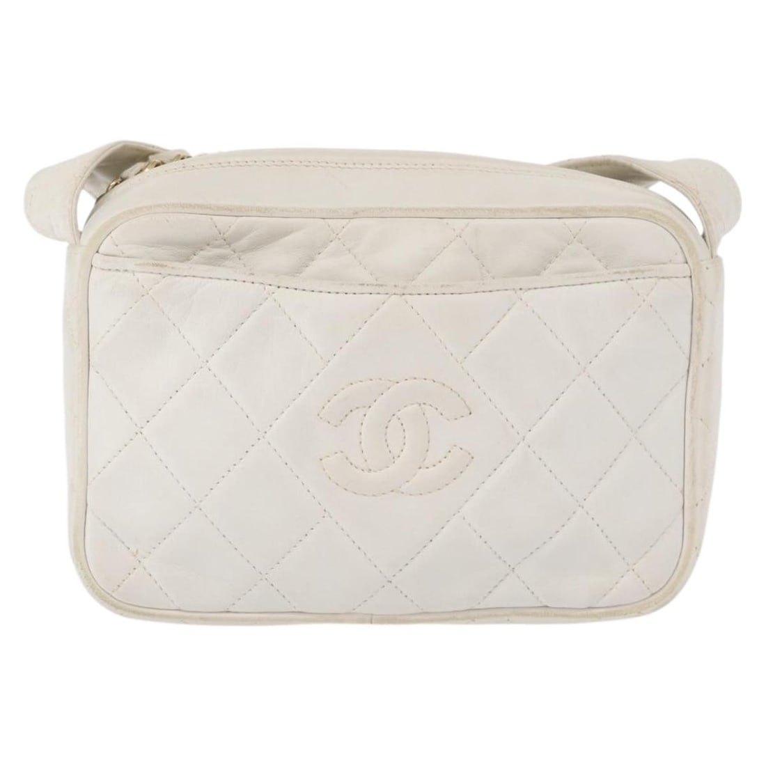 Chanel Vintage Diamond CC Camera Bag Quilted Leather White: Chanel Vintage Diamond CC Camera Bag Quilted Leather White This Chanel Vintage Diamond CC Slit Pocket Camera Bag is crafted from white quilted leather and features the iconic CC logo. Designed for wom