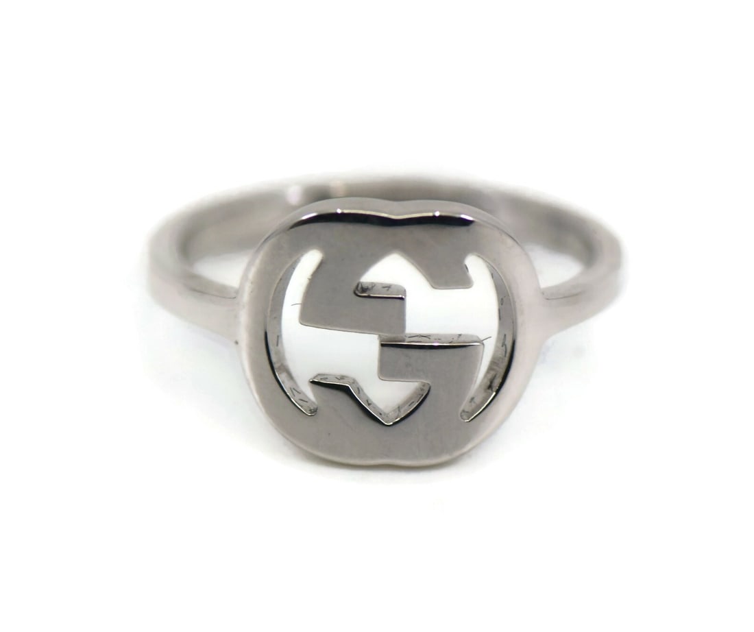 Gucci Logo 18K White Gold Ring Authentic Size 6.5: Gucci Logo 18K White Gold Ring Authentic Size 6.5 This stunning Gucci ring is crafted from 18K white gold, showcasing the iconic Gucci logo in a sleek and modern design. With a ring size of 6.5 and a 