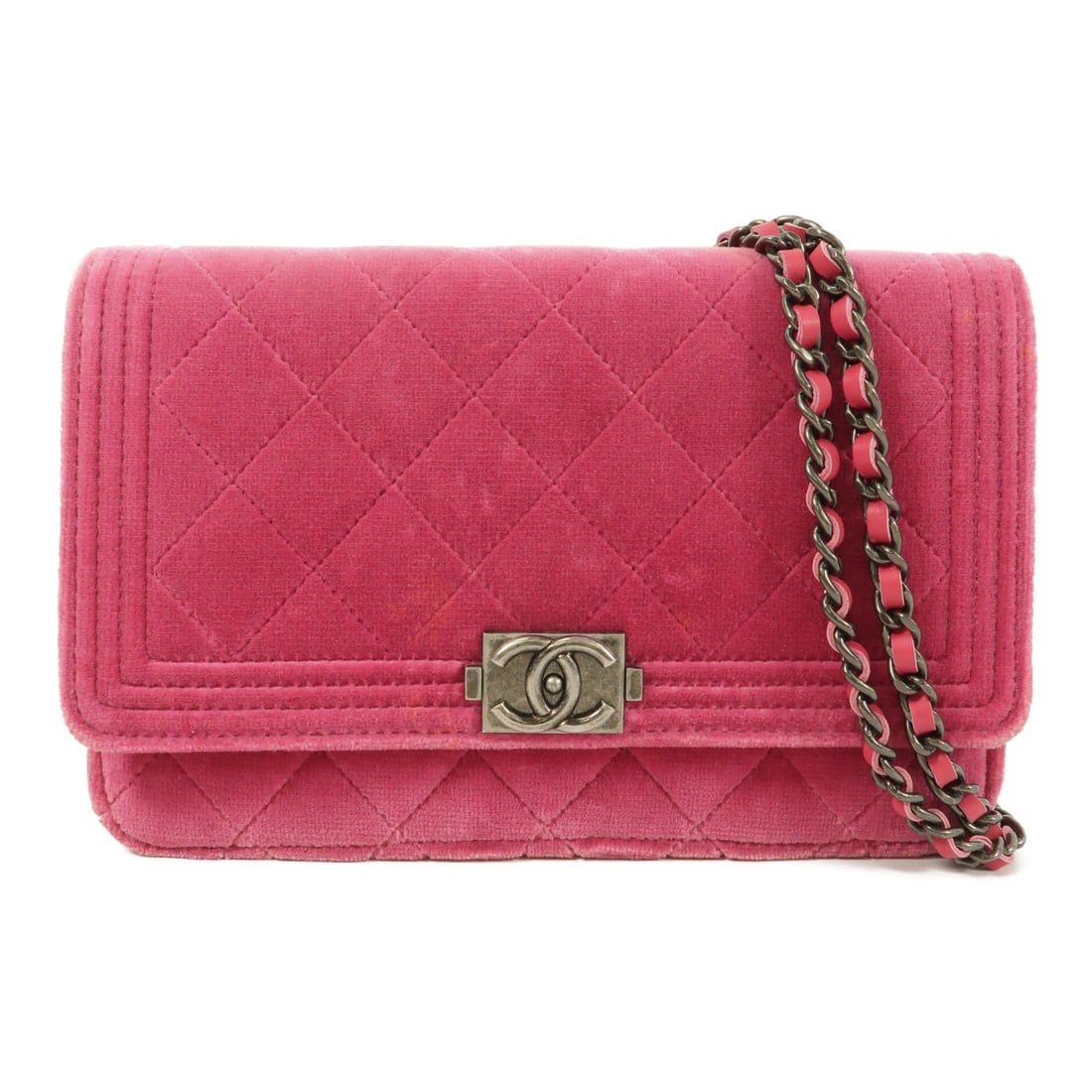 CHANEL CC WOC velvet shoulder bag in pink for women: CHANEL CC WOC velvet shoulder bag in pink for women CHANEL CC WOC wallet on chain shoulder bag in pink velvet. This women's shoulder bag features a compact wallet-style design with multiple interior c