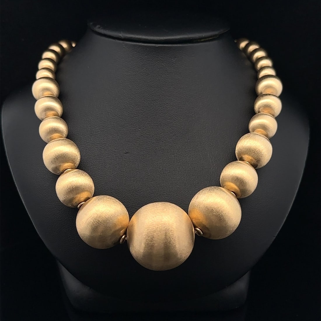 Italian 14k Gold Graduated Bead Ball Necklace Chain 18.5in: Italian 14k Gold Graduated Bead Ball Necklace Chain 18.5in This exquisite necklace features a graduated design of bead ball elements, crafted from high-quality 14K yellow gold with a brushed satin fin