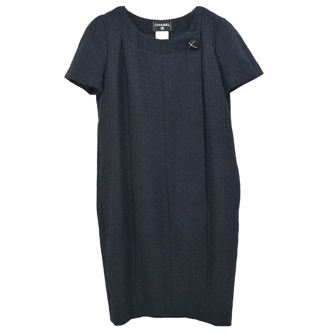 CHANEL 07A black midi dress size 40 short sleeve: CHANEL 07A black midi dress size 40 short sleeve Vintage Chanel black short sleeve midi dress with logo accents and two exterior pockets. Made in France, this women's regular-size dress is crafted fro