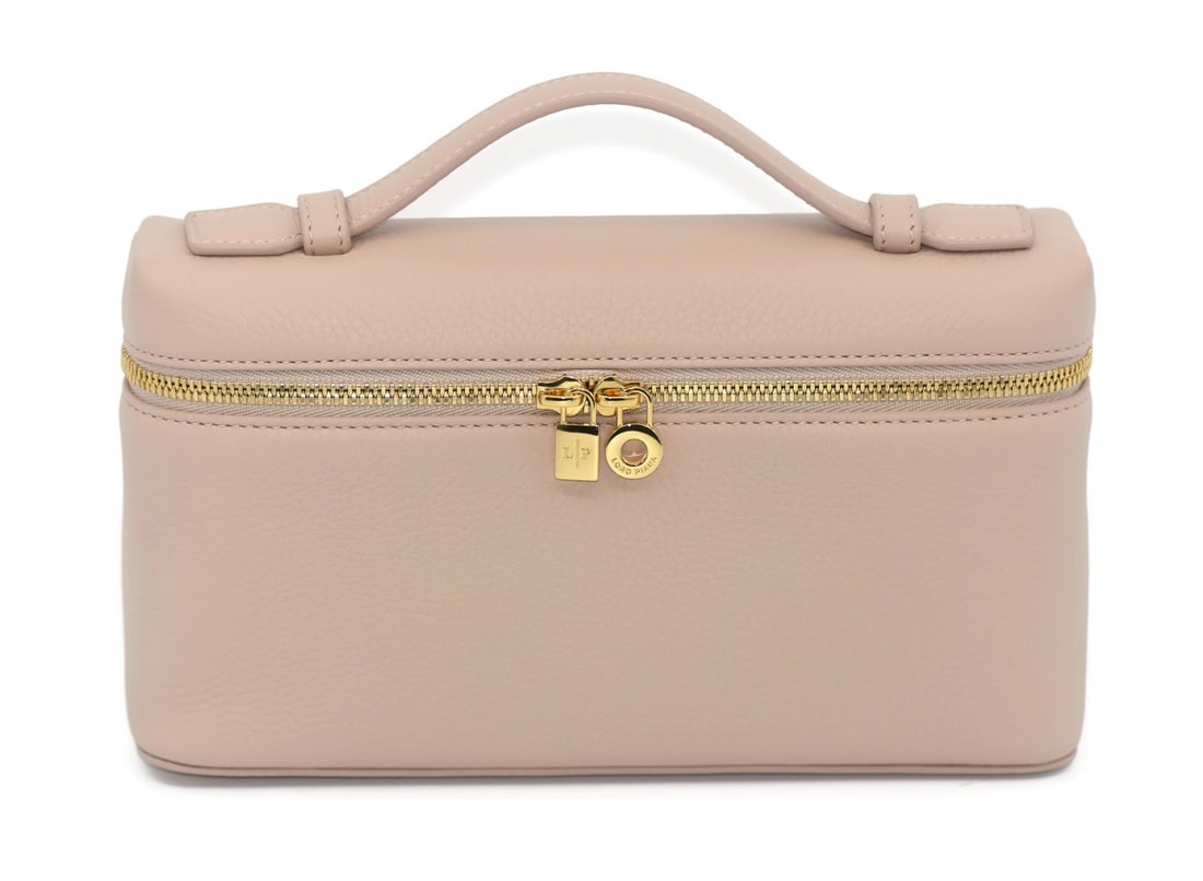 Loro Piana Extra Pocket L19 Light Pink Leather Crossbody Bag: Loro Piana Extra Pocket L19 Light Pink Leather Crossbody Bag Discover the elegance of the Loro Piana Extra Pocket L19 Pink Leather Bag. This stylish crossbody bag features a soft light pink leather ex
