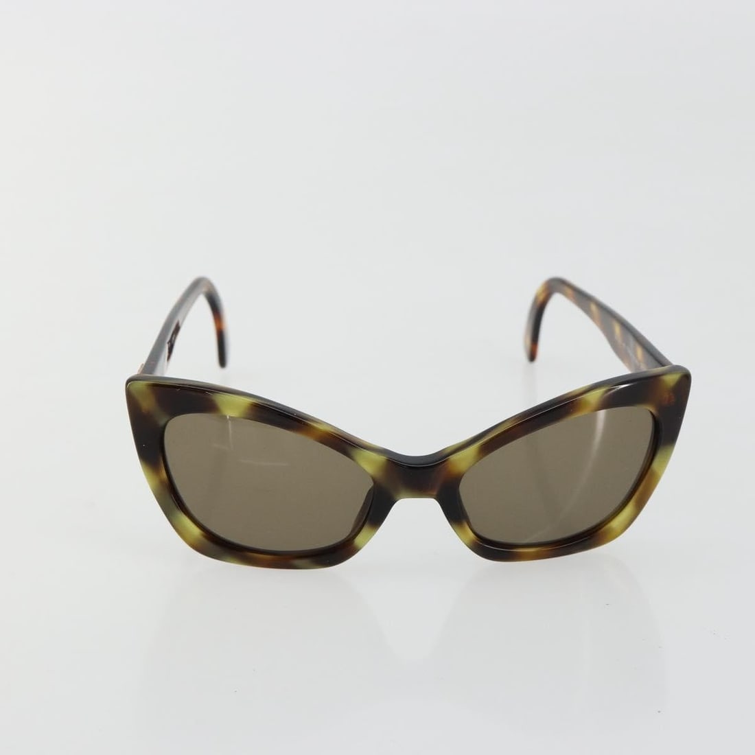 Chanel Logo CC Brown Plastic Sunglasses: Chanel Logo CC Brown Plastic Sunglasses These Chanel Logo CC sunglasses feature a brown plastic frame and are designed for women. Made in Italy, they showcase the iconic Chanel logo and offer a stylis