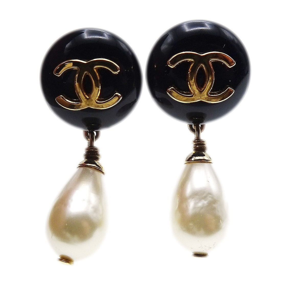 Chanel 96P Clip On Dangle Earrings Faux Pearl Black Gold: Chanel 96P Clip On Dangle Earrings Faux Pearl Black Gold Clip-on Chanel dangle earrings featuring black and gold-tone accents with artificial pearl drops. Made in France, this pair is marked 96P and c