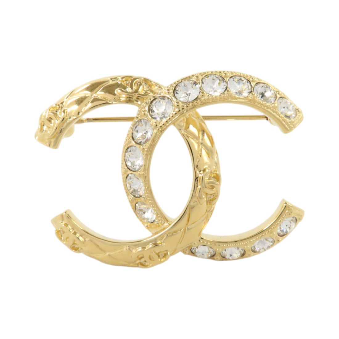 CHANEL G25 C CC Gold Tone Metal Brooch: CHANEL G25 C CC Gold Tone Metal Brooch CHANEL CC brooch in gold-tone metal with the iconic CC motif. Made in France, this women's brooch includes a storage box and is noted in pristine condition. Spec