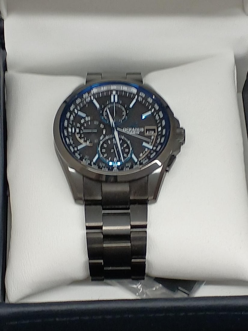 CASIO OCW-T2600 Oceanus Tough Solar Radio-Controlled Mens Wristwatch: CASIO OCW-T2600 Oceanus Tough Solar Radio-Controlled Mens Wristwatch Pre-owned CASIO OCEANUS Classic Line men's wristwatch with radio-controlled, solar-powered functionality. This Japan-made model is 