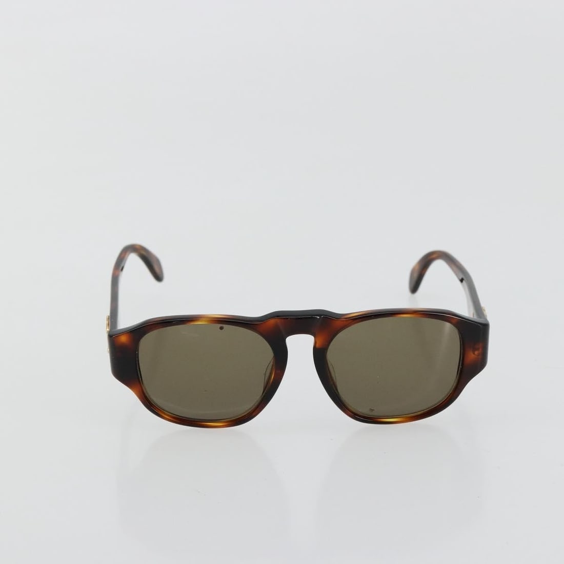 Chanel Logo CC Brown Plastic Sunglasses Unisex Italy: Chanel Logo CC Brown Plastic Sunglasses Unisex Italy These Chanel Logo CC sunglasses feature a classic unisex design with brown plastic frames. Made in Italy, they are in good condition with minor rub