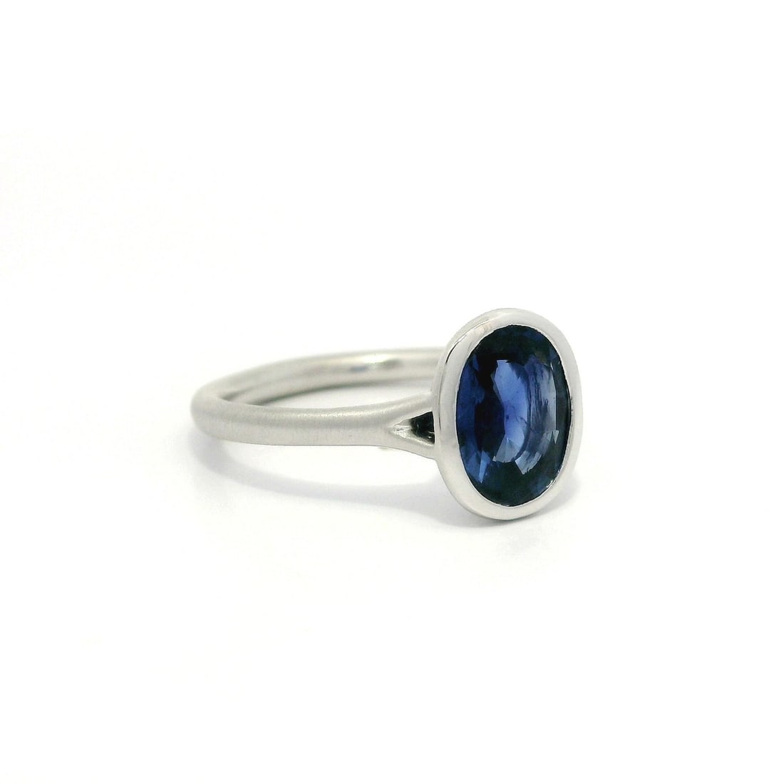 Platinum 1.55ct Blue Oval Sapphire Solitaire Ring GIA Certified: Platinum 1.55ct Blue Oval Sapphire Solitaire Ring GIA Certified This exquisite platinum ring features a stunning 1.55ct natural blue sapphire set in a sleek oval bezel. The sapphire boasts a brilliant