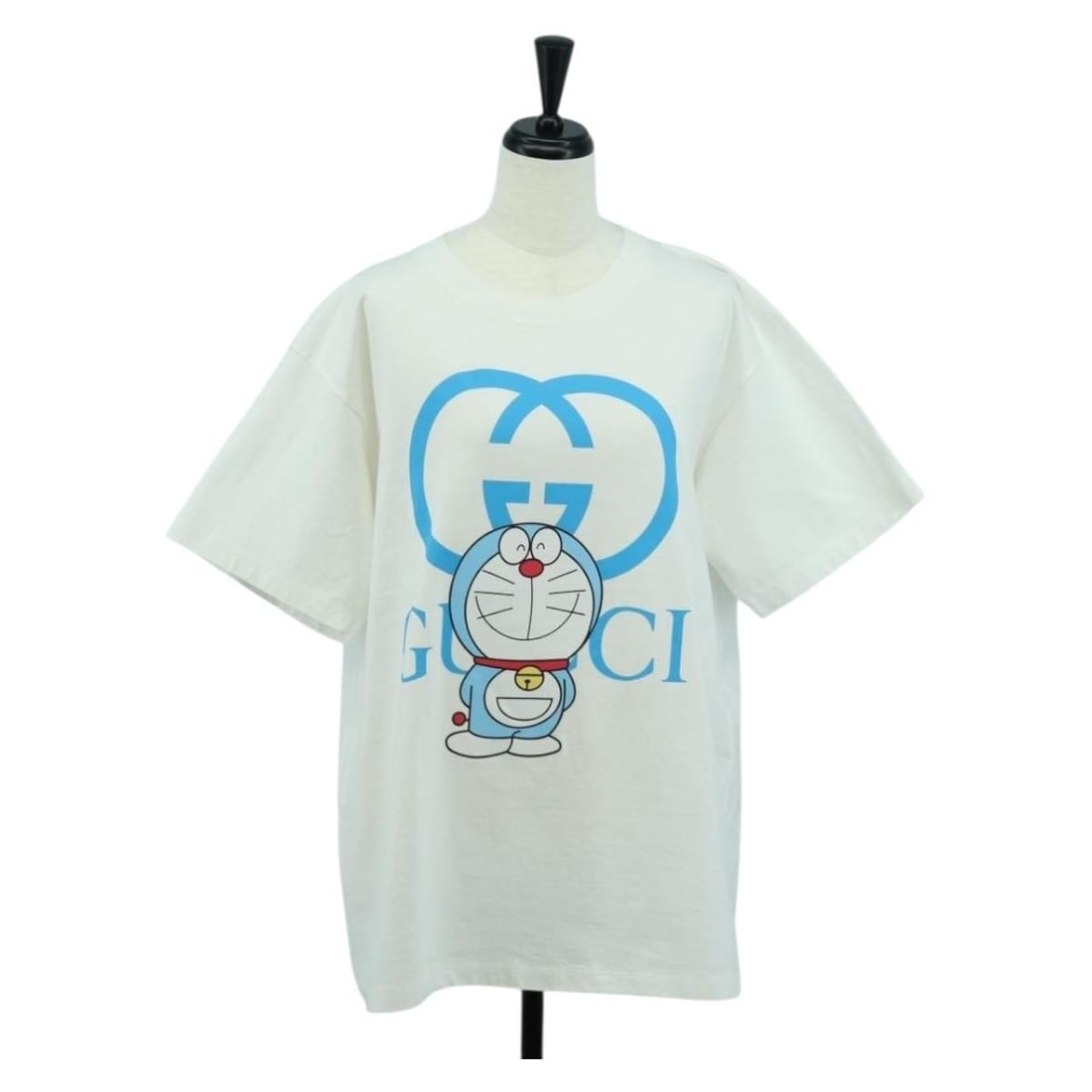 Gucci x Doraemon White Cotton Women's Short Sleeve T-Shirt Italy: Gucci x Doraemon White Cotton Women's Short Sleeve T-Shirt Italy This GUCCI short-sleeved T-shirt is part of the Doraemon collaboration collection. Crafted from white cotton, it is designed for women 