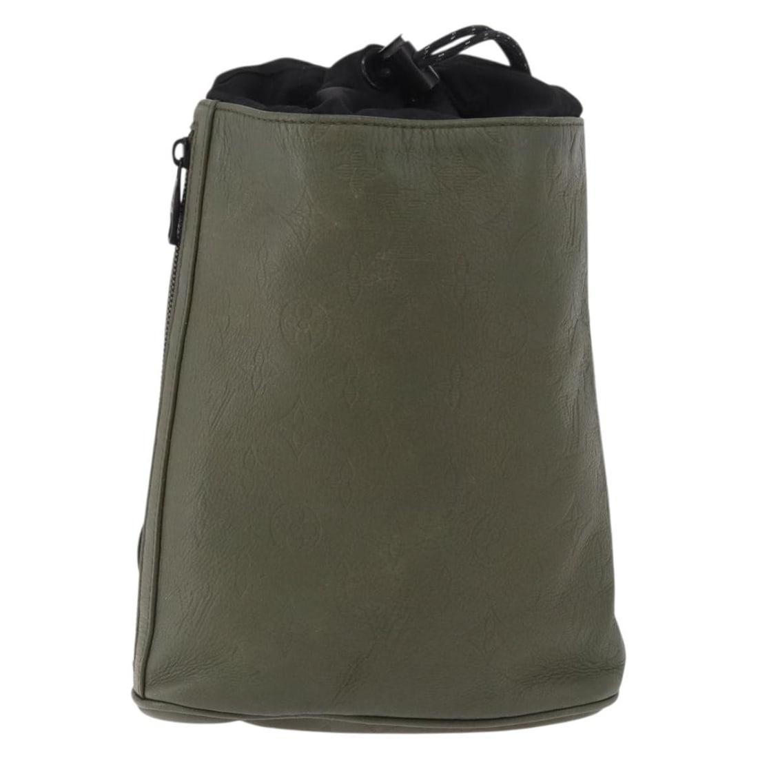 Louis Vuitton Chalk Sling Unisex Green Canvas Bag: Louis Vuitton Chalk Sling Unisex Green Canvas Bag Louis Vuitton Chalk Sling Monogram Shadow Leather bag in green canvas, designed as a unisex piece. It measures 20 cm x 30 cm x 5 cm and was made in Fr