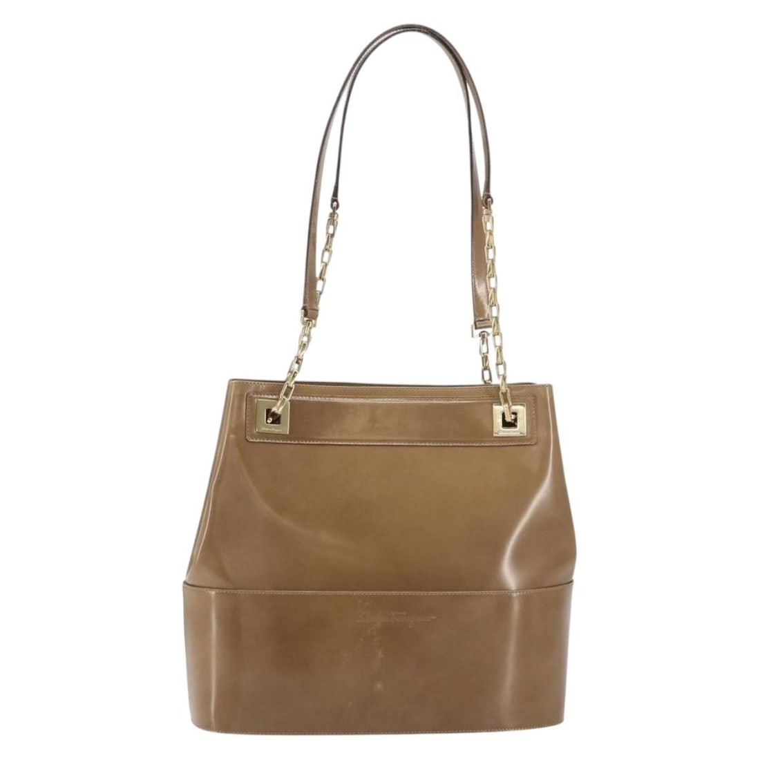 Beige Patent Leather Shoulder Bag Salvatore Ferragamo Vintage Chain: Beige Patent Leather Shoulder Bag Salvatore Ferragamo Vintage Chain Vintage Salvatore Ferragamo Chain bag in beige patent leather, designed for women and made in Italy. The bag has a worn, fair condit
