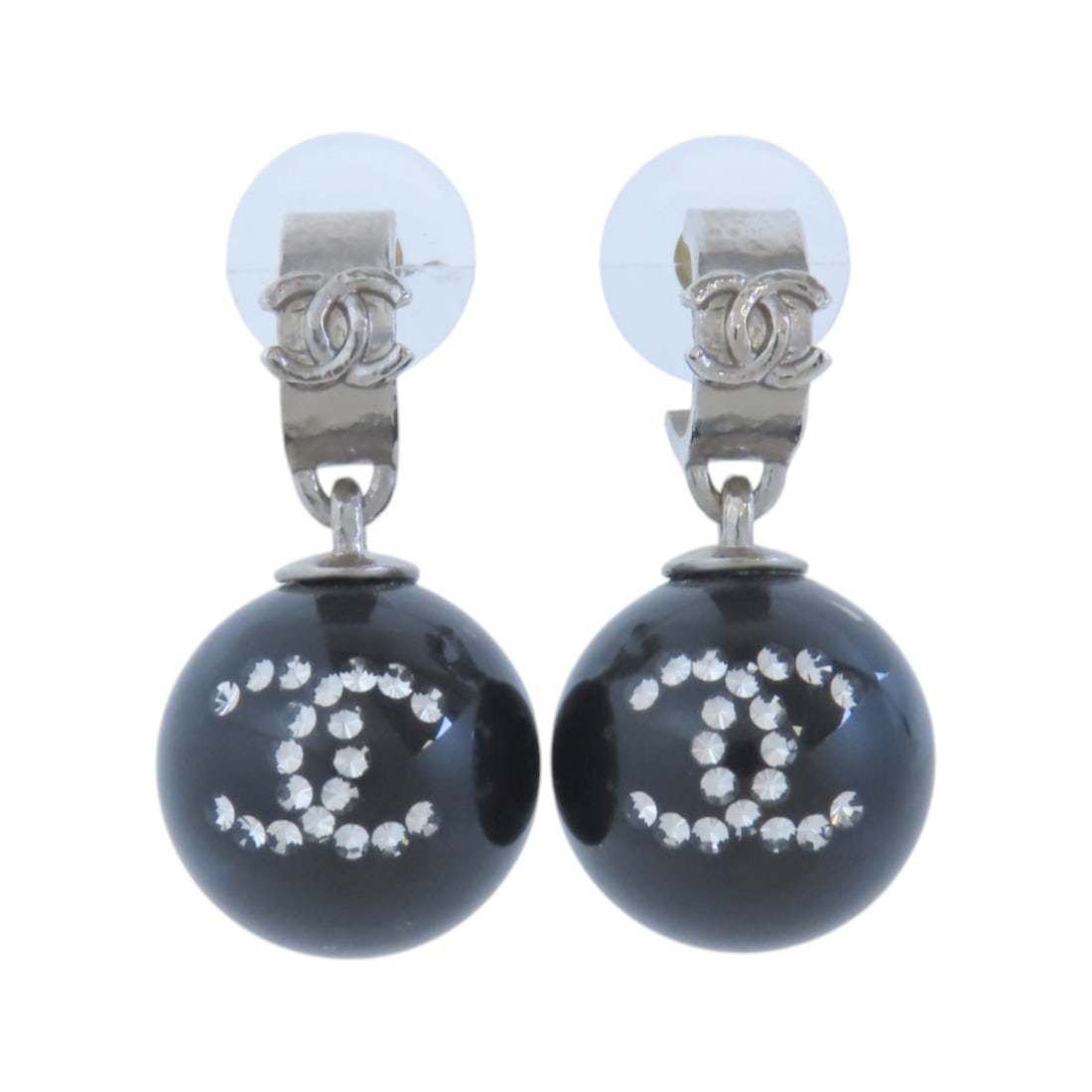 CHANEL CC Pierced Earrings Black PVC Metal D21 K: CHANEL CC Pierced Earrings Black PVC Metal D21 K CHANEL pierced earrings in black and gold-tone PVC and metal. The design is identified with date code D21/K and comes with a storage box. Condition is 