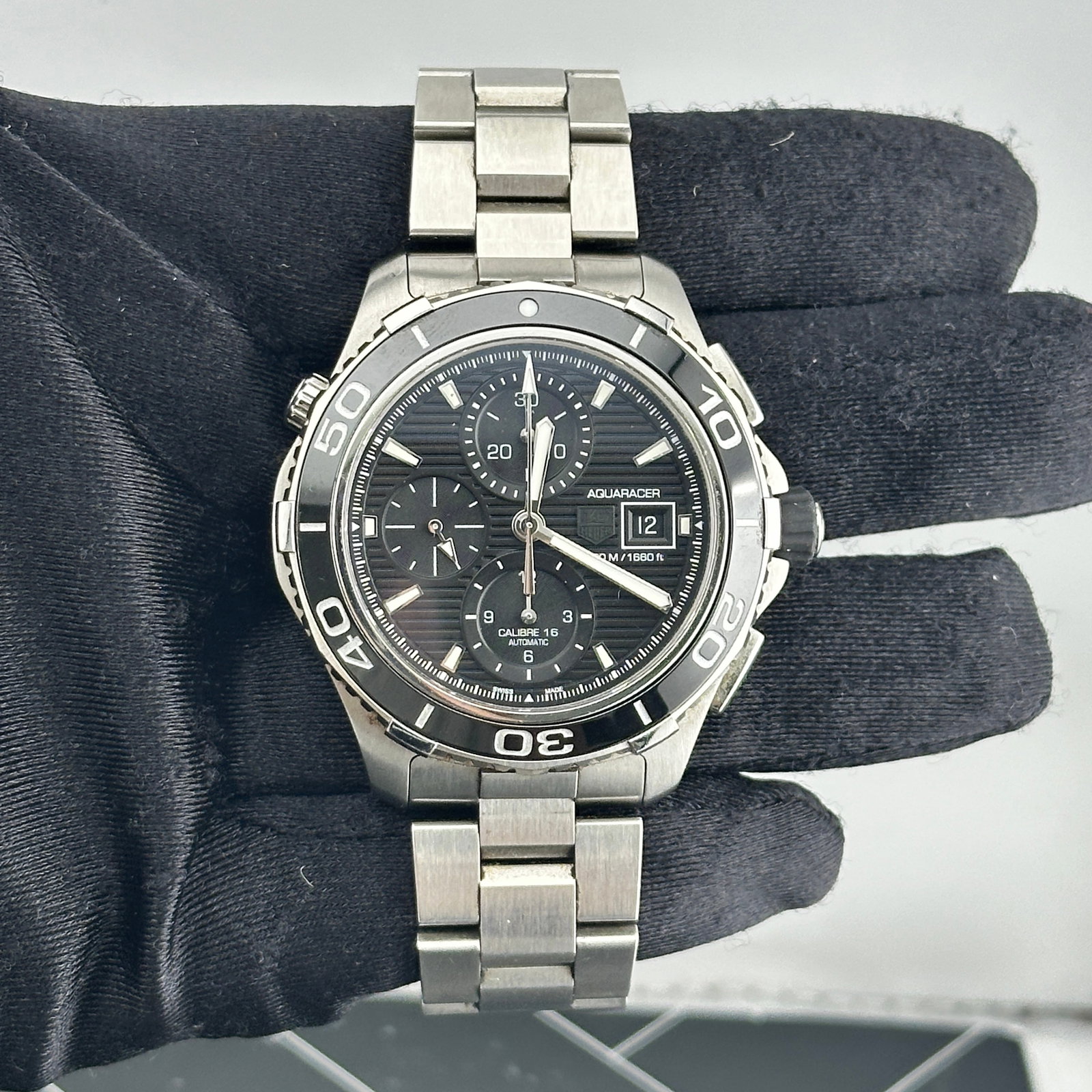 Tag Heuer Aquaracer Mens Watch Ref. CAK2110.BA0833 Black Dial Steel Bracelet: Tag Heuer Aquaracer Mens Watch Ref. CAK2110.BA0833 Black Dial Steel Bracelet Tag Heuer Aquaracer wristwatch featuring a black dial, rotating bezel, and stainless steel bracelet. This men's watch is of
