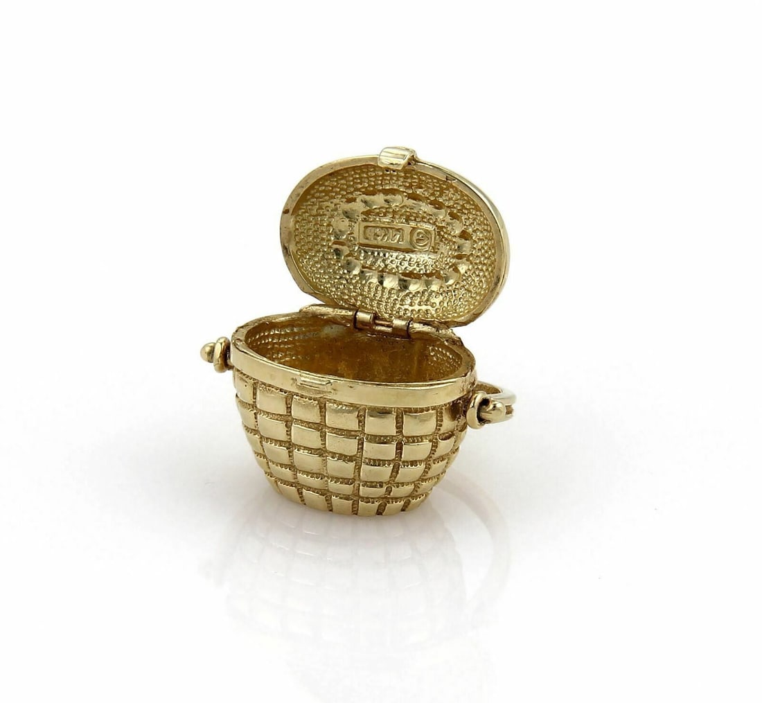 Vintage 14k Yellow Gold Opening Picnic Basket Charm Pendant: Vintage 14k Yellow Gold Opening Picnic Basket Charm Pendant Vintage open-and-close basket charm pendant crafted in 14k yellow gold. This three-dimensional pendant is designed as a picnic basket with a