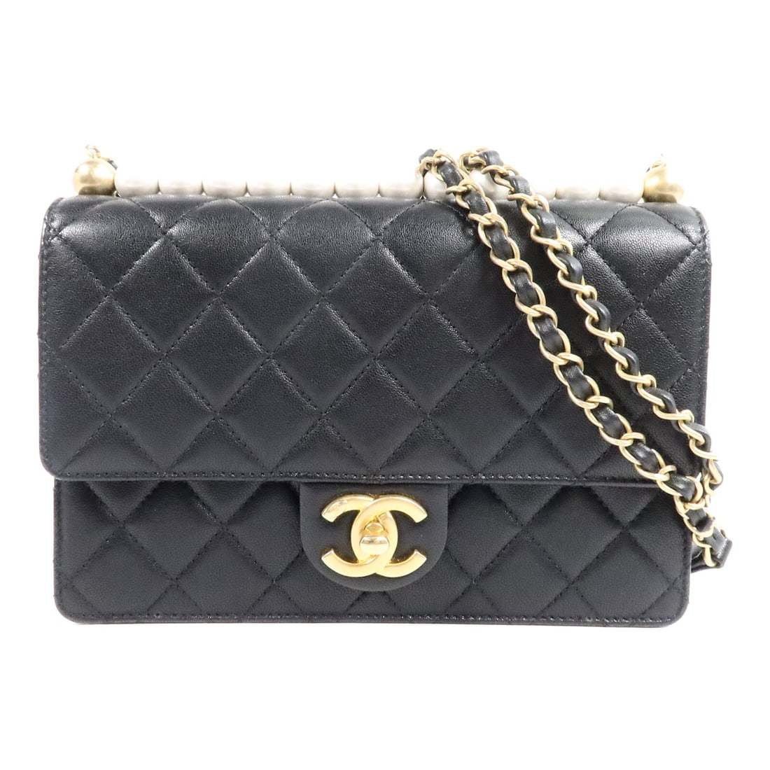 CHANEL AS0585 Pearl Flap Shoulder Bag Black Calfskin CC GHW: CHANEL AS0585 Pearl Flap Shoulder Bag Black Calfskin CC GHW Chanel CC Pearl Flap chain shoulder bag in black calfskin leather with a turn-lock closure and interior open and zip pockets. Includes stora
