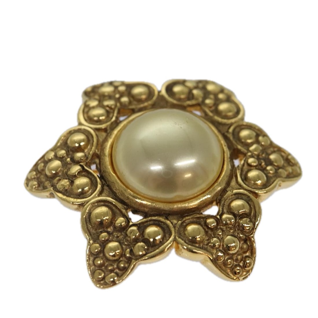 CHANEL CC Gold Tone Metal Brooch France: CHANEL CC Gold Tone Metal Brooch France Chanel brooch in gold-tone metal with the classic CC motif. Made in France, this women's brooch shows reasonable wear and tear consistent with condition rank B,