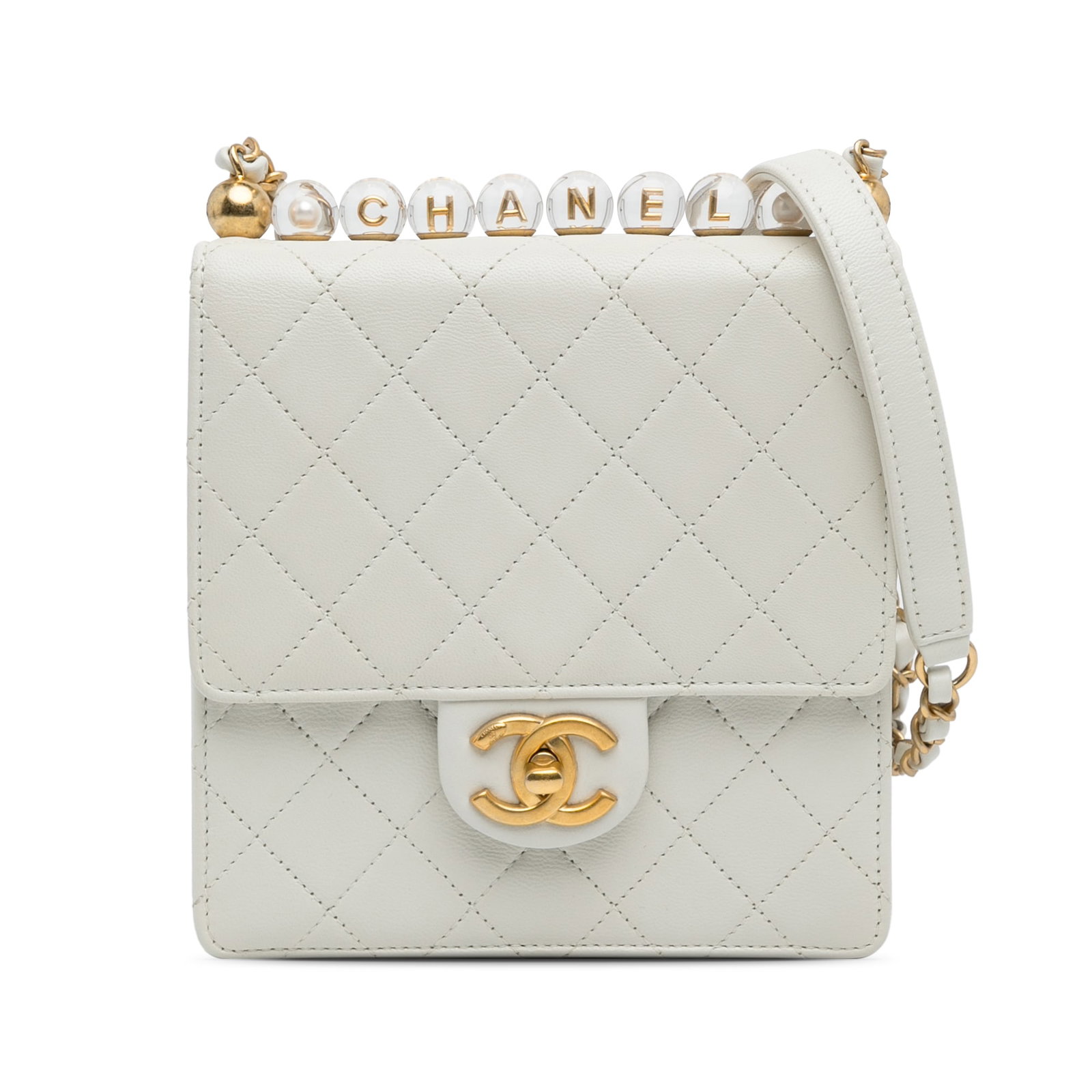Chanel White Small Chic Pearls Flap Crossbody Bag: Chanel White Small Chic Pearls Flap Crossbody Bag This Chanel Small Chic Pearls Flap crossbody bag is crafted from luxurious quilted lambskin leather, adorned with elegant faux pearl details. It featu