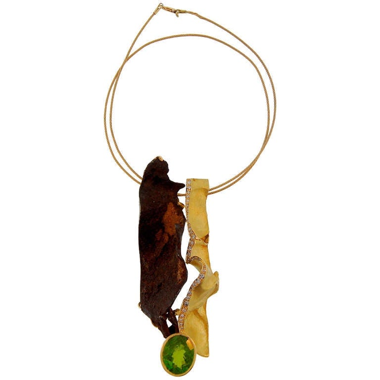 Thierry Vendome 18k Yellow Gold Necklace with Peridot Diamond Pendant: Thierry Vendome 18k Yellow Gold Necklace with Peridot Diamond Pendant A contemporary Thierry Vendome pendant necklace from France, dating to the 2000s, crafted in yellow 18k gold with diamond and peri
