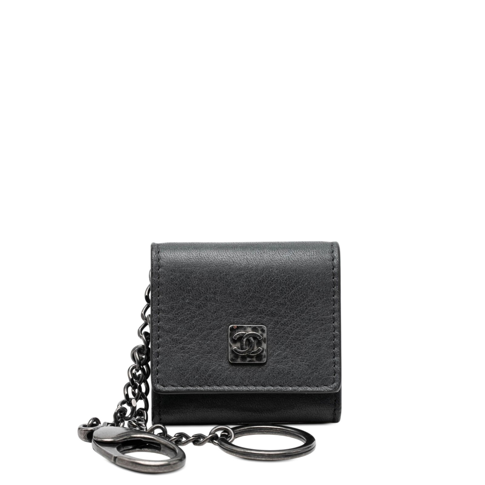 Chanel CC Calfskin Leather Key Holder Wallet Black: Chanel CC Calfskin Leather Key Holder Wallet Black Chanel CC calfskin key holder case in black leather with a front flap and snap button closure. The design includes a chain link with key ring and lob