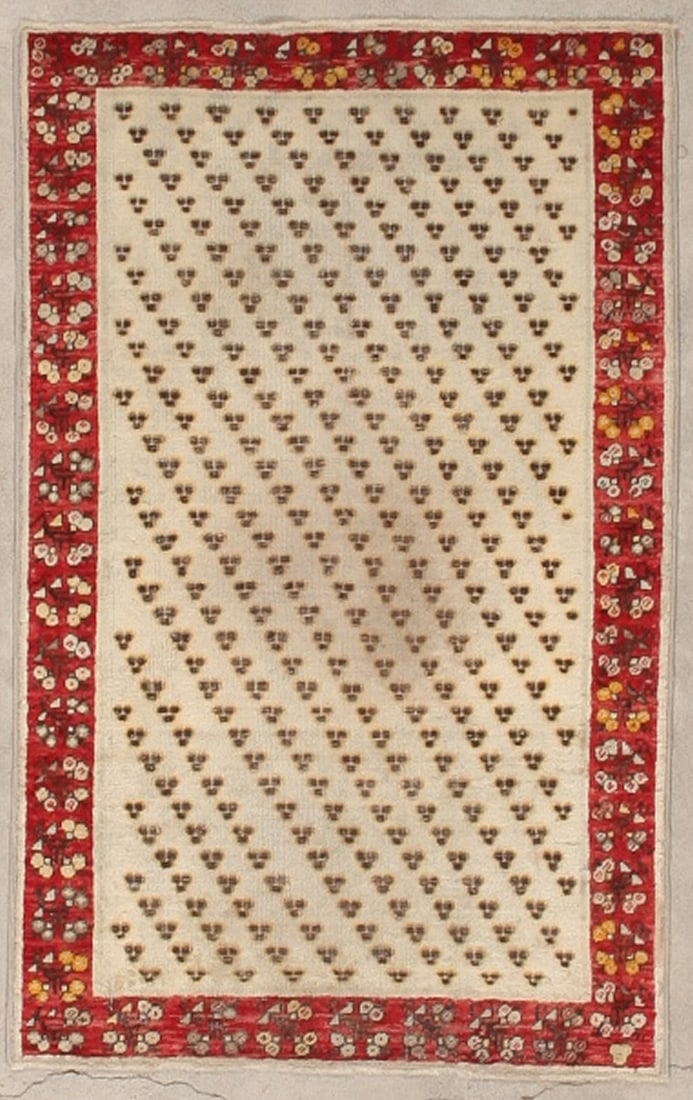 3' x 4' 8" Ivory Field Ghiordes Turkish Rug: 3' x 4' 8" Ivory Field Ghiordes Turkish Rug Late 19th century Turkish Ghiordes rug with an ivory field. This pre-owned small rug reflects the traditional Ghiordes type. Specifications Item Type: Rug O