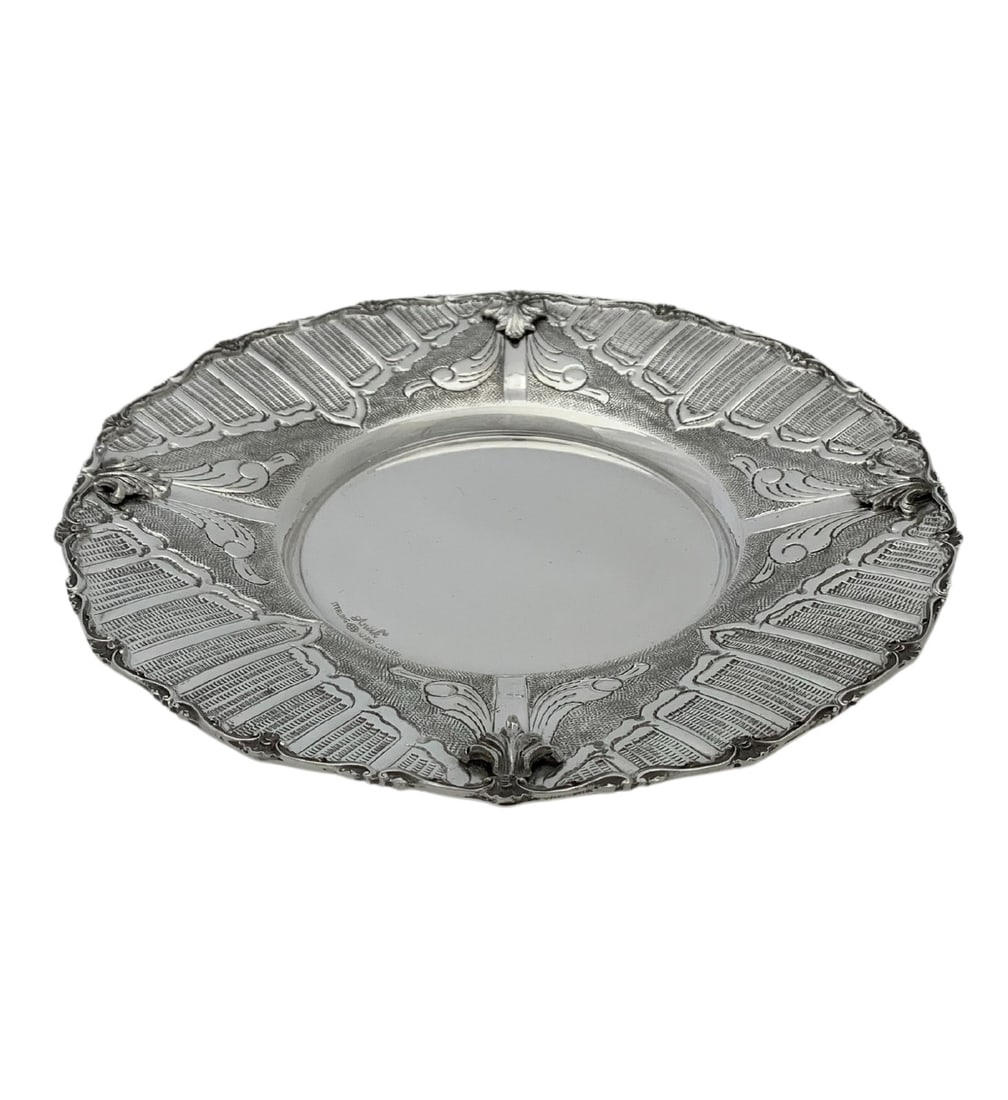 925 Sterling Silver Handmade Leaf Applique Round Tray 8.50 Inches: 925 Sterling Silver Handmade Leaf Applique Round Tray 8.50 Inches This exquisite round plate tray is crafted from fine 925 sterling silver, showcasing intricate hand chased leaf applique designs. The 