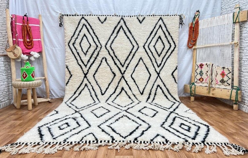 Authentic Handwoven White Rug from Morocco 100% Wool: Authentic Handwoven White Rug from Morocco 100% Wool Discover the elegance of this Authentic White Rug, meticulously handwoven in the Atlas Mountains by skilled Berber women weavers. Crafted using tra