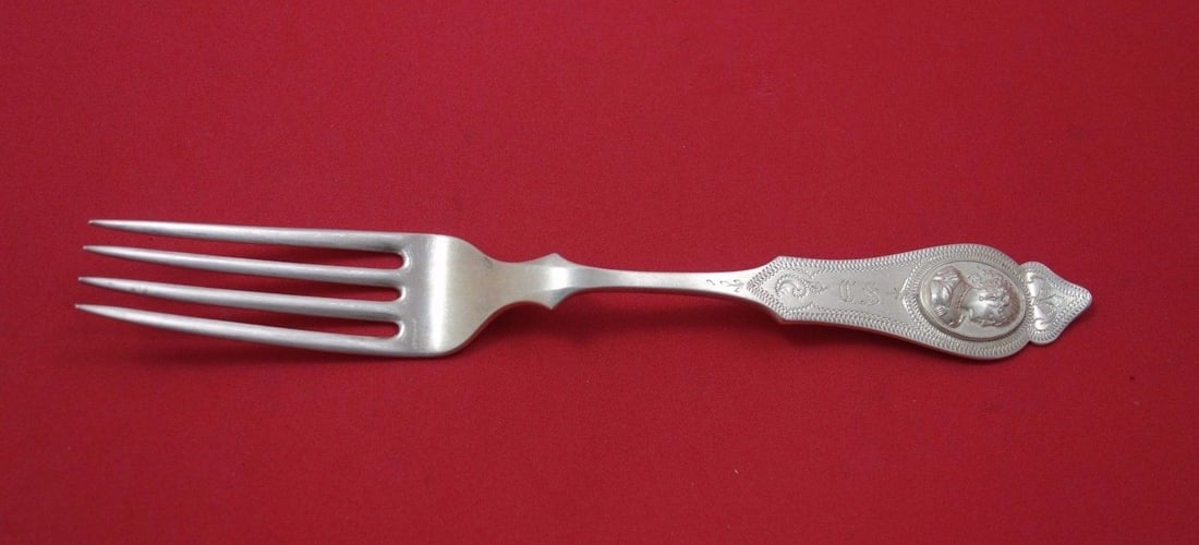 Clemens Oskamp Medallion Sterling Silver Dinner Fork 7 5/8": Clemens Oskamp Medallion Sterling Silver Dinner Fork 7 5/8" This exquisite dinner fork features the classic Medallion pattern by Clemens Oskamp, crafted from high-quality sterling silver. Measuring 7 