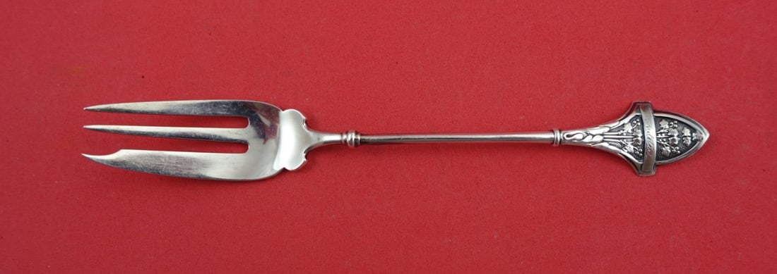 Gorham Ivy Sterling Silver 3-Tine Pastry Fork 6 1/4": Gorham Ivy Sterling Silver 3-Tine Pastry Fork 6 1/4" This exquisite pastry fork features a classic 3-tine design, crafted from fine sterling silver in the elegant Ivy pattern by Gorham. Measuring 6 1/