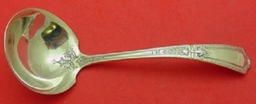Towle D'Orleans Sterling Silver Gravy Ladle 6 5/8 in: Towle D'Orleans Sterling Silver Gravy Ladle 6 5/8 in Sterling silver gravy ladle in the D'Orleans pattern by Towle. This pre-owned serving piece dates to the 1900-1940 period and is made in the United