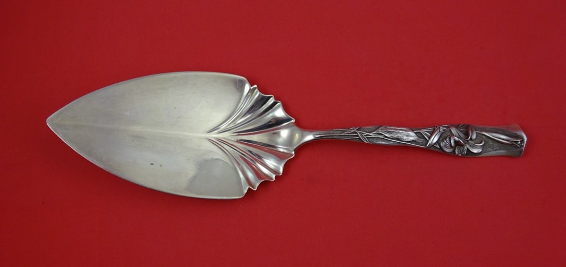 Sterling Silver Pie Server Flora Pattern with Garden Lily by Shiebler 10.5 Inch: Sterling Silver Pie Server Flora Pattern with Garden Lily by Shiebler 10.5 Inch This is a sterling silver pie server with a flat handle, crafted in the Flora pattern by Shiebler. The server features a